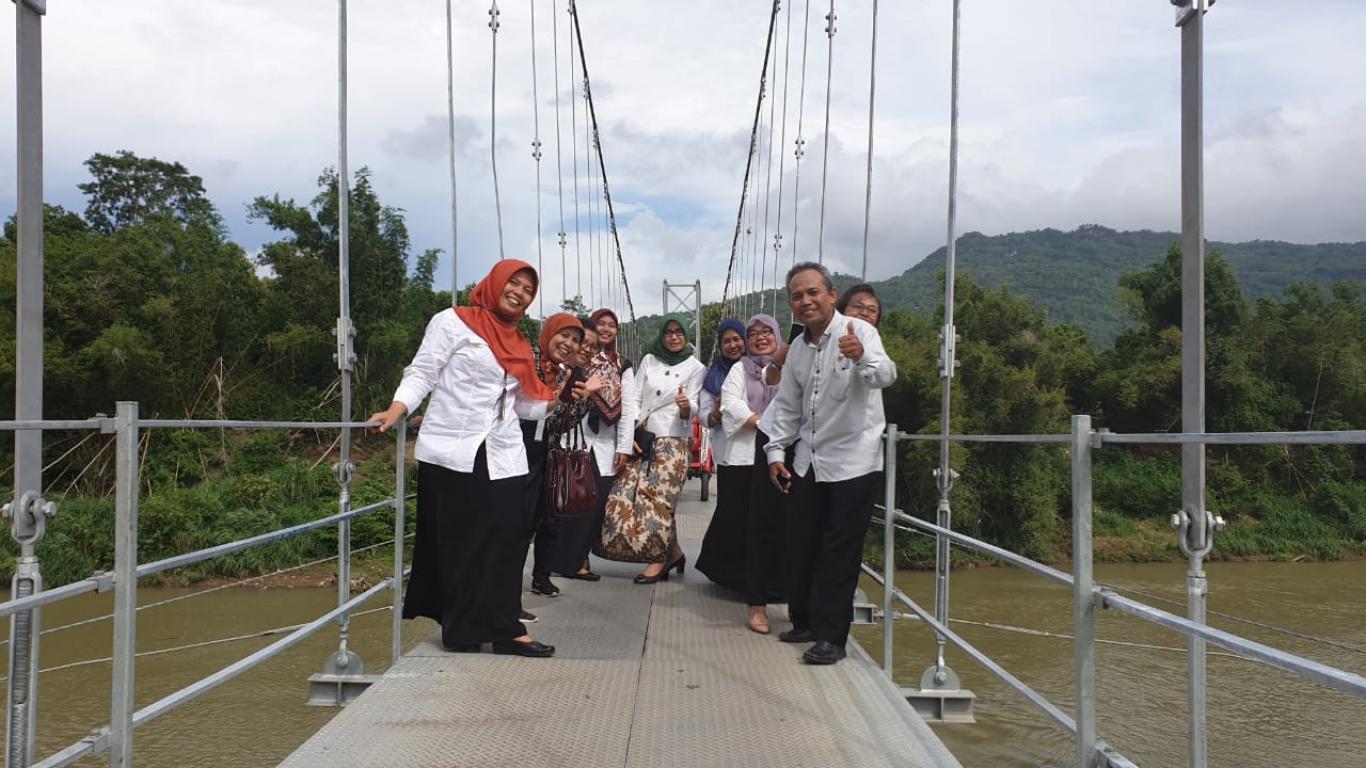 TIM YURI LOMBA DESA SRIHARDONO TINJAU JEMBATAN GANTUNG DI DUSUN SAMPEL